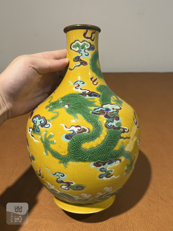 清嘉庆 黄地三彩苍龙教子纹瓶 - 图8